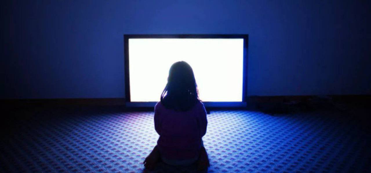 Ne nézz tévét sötétben!